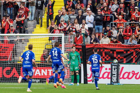 Östersunds målvakt Andrew Robert Mills  deppar