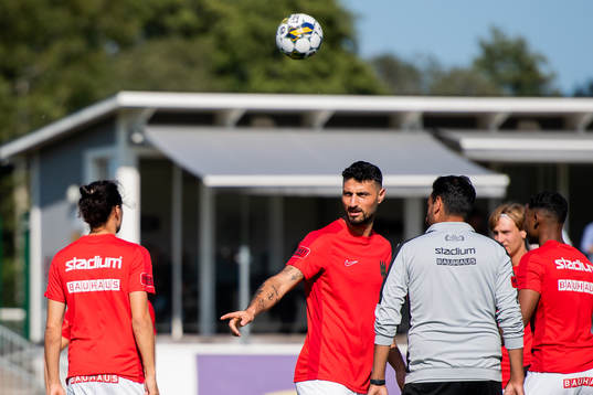 Brommapojkarnas Liiban Abdirahman Abadid diskuterar med