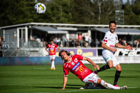 Degerfors Gustav Granath och Brommapojkarnas Marijan Cosic