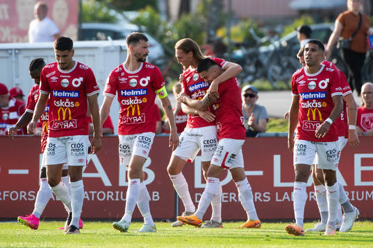 Degerfors Gustav Granath jublar med lagkamrater