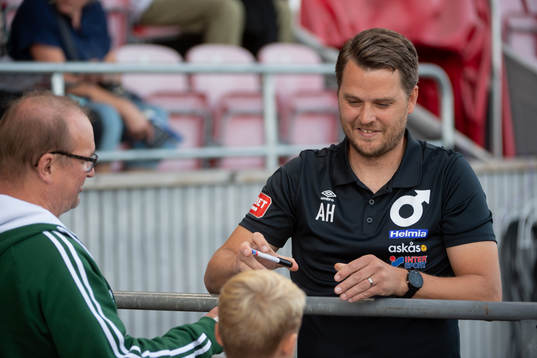 Degerfors tränare Andreas Holmberg pratar med Degerfors
