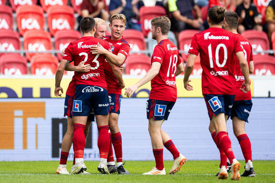 Östers Adam Bergmark Wiberg jublar med lagkamrater