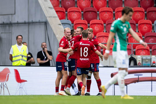 Östers Vladimir Rodic jublar med lagkamrater
