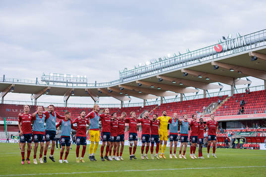 Östers spelare jublar framför fansen