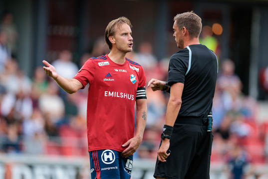 Östers Månz Berg pratar med Domare Magnus Lindgren
