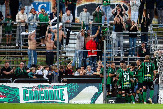 Varbergs Luke Le Roux jublar med lagkamrater