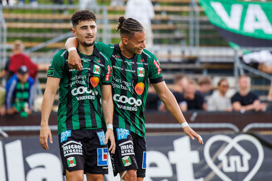 Varbergs Ismet Lushaku och Maxime Anne Marie Sainte jublar