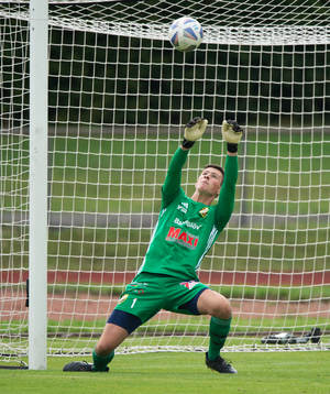 IFK Hässleholms målvakt Victor Stulic räddar I matchen i