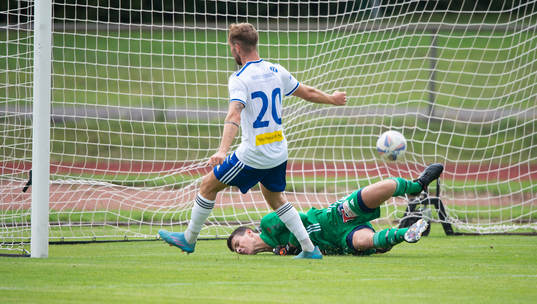 Simrishamn överlistar IFK Hässleholms målvakt Victor