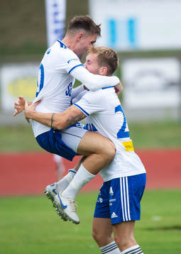 IFK Simrishamn har gjort 2-0 och jublar I matchen i div. 2