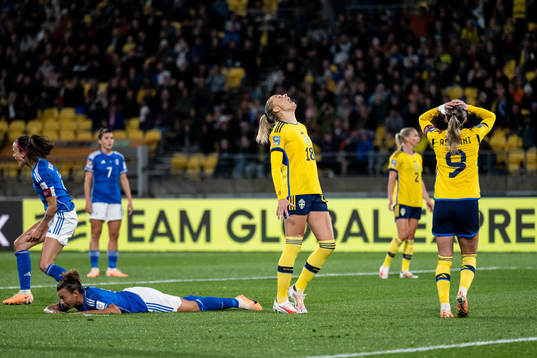 Fridolina Rolfö and Kosovare Asllani of Sweden look
