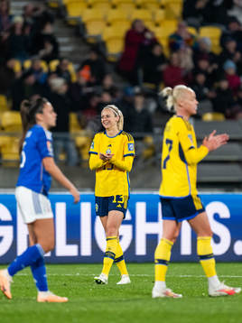 Elena Linari of Italy looks dejected while Amanda Ilestedt