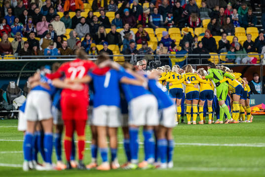 Players of Italy and of Sweden gather
