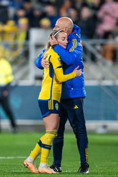 Kosovare Asllani and assistant coach Magnus Wikman of