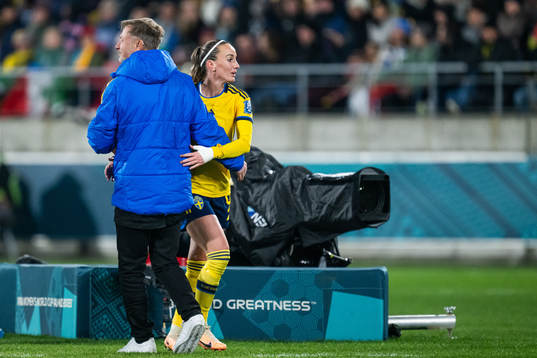 Head coach Peter Gerhardsson and Kosovare Asllani of Sweden
