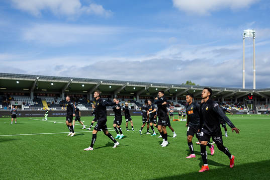 Häckens spelare värmer upp innan fotbollsmatchen i