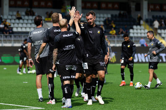 Häckens spelare värmer upp innan fotbollsmatchen i