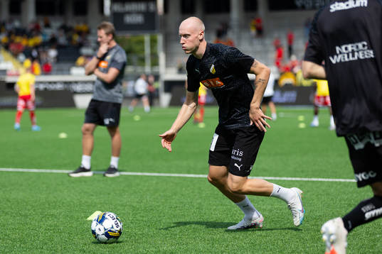 Häckens Valgeir Lunddal värmer upp innan fotbollsmatchen