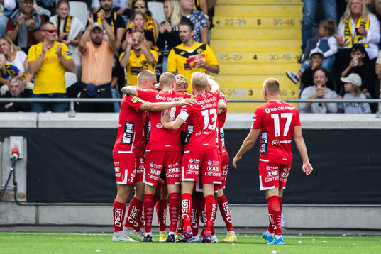 Elfsborgs Jeppe Møldrup Okkels jublar med lagkamrater