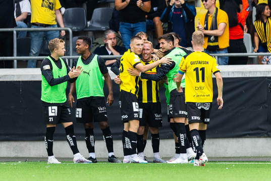 Häckens Mikkel Rygaard Jensen jublar med lagkamrater