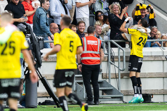 Häckens Amor Layouni jublar