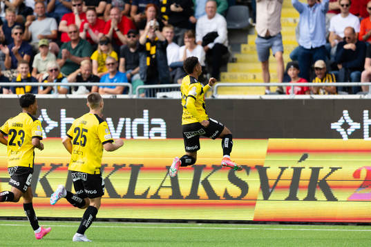 Häckens Tobias Sana jublar