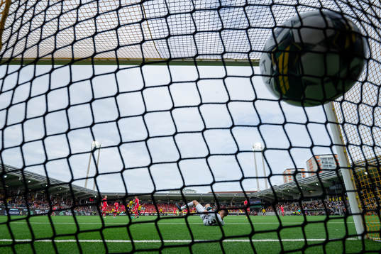 Häckens Amor Layouni skjuter 3-1 i mål bakom Elfsborgs