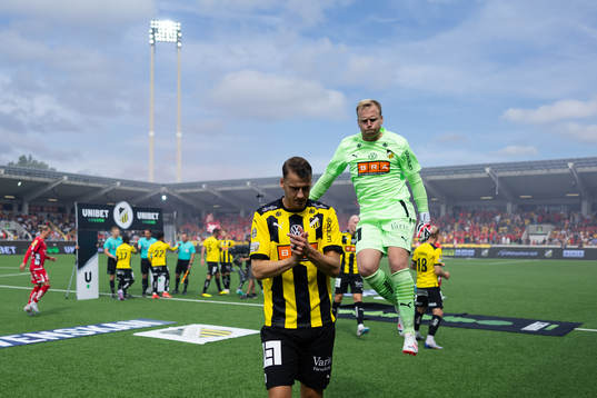 Häckens Johan Hammar och målvakt Peter Abrahamsson innan