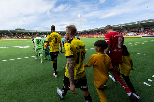 Häckens Johan Hammar och Mikkel Rygaard Jensen  på väg