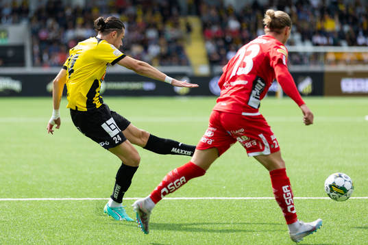 Häckens Amor Layouni skjuter ett skott