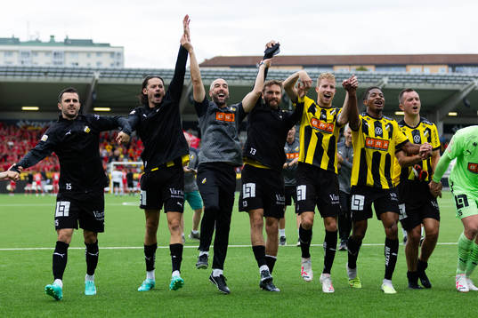 Häckens spelare och ledare jublar