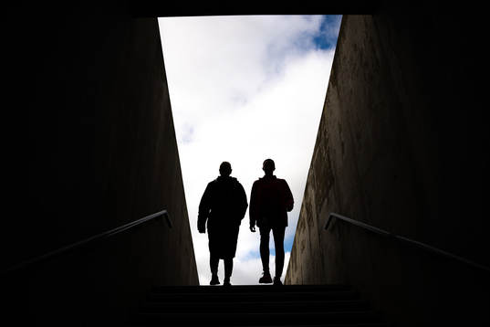 The silhouettes of Karina Sævik and Ingrid Syrstad Engen