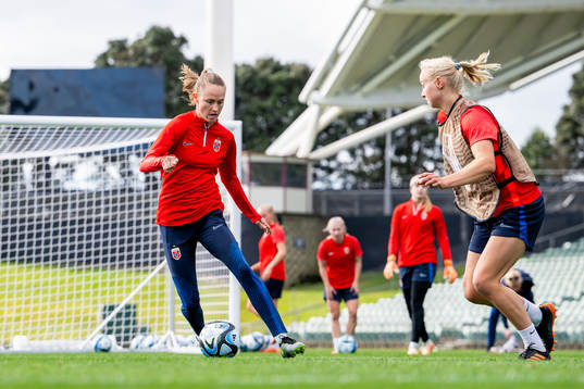 Caroline Graham Hansen and Sara Hørte of the Norwegian