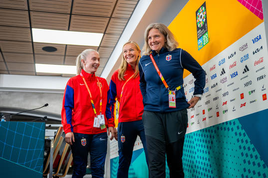 Thea Bjelde, Frida Maanum and Hege Riise, head coach of the