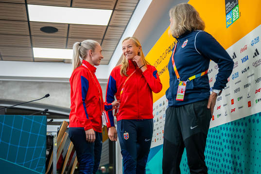 Thea Bjelde, Frida Maanum and Hege Riise, head coach of the