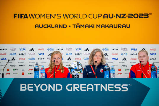 Frida Maanum, head coach Hege Riise and Thea Bjelde of the
