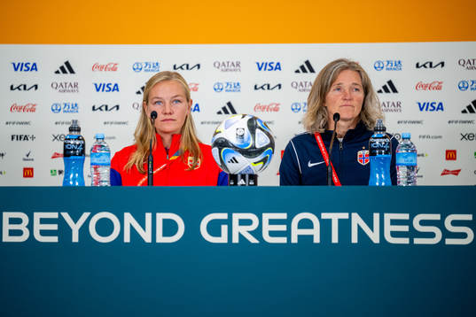 Frida Maanum and head coach Hege Riise of the Norwegian