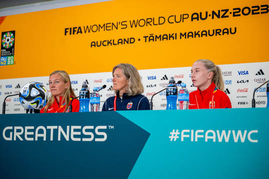 Frida Maanum, head coach Hege Riise and Thea Bjelde of the