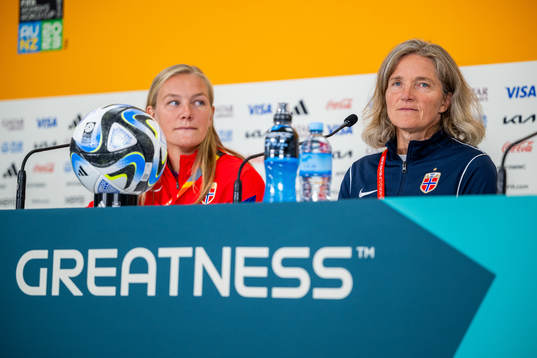 Frida Maanum and head coach Hege Riise of the Norwegian