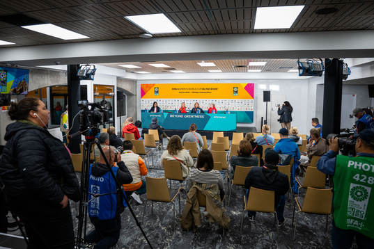 Frida Maanum, head coach Hege Riise and Thea Bjelde of the