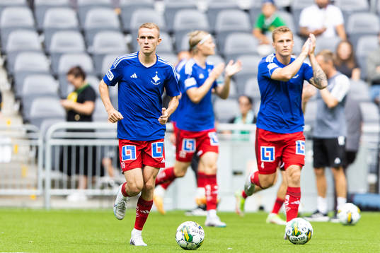 målvakt Wille Jakobsson Victor Stange Lind värmer upp