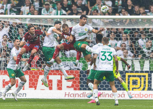 Hammarbys Jusef Erabi rensar unan en boll