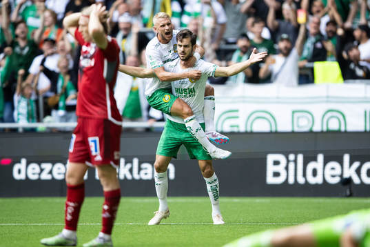 Hammarbys Adi Nalic jublar med Simon Strand