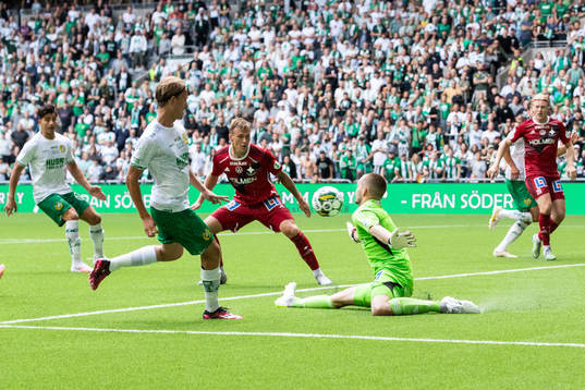 Hammarbys Markus Karlsson och IFK Norrköpings målvakt