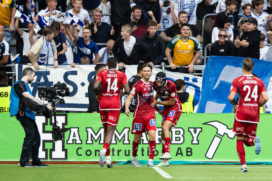 IFK Norrköpings Arnor Traustason jublar med lagkamrater