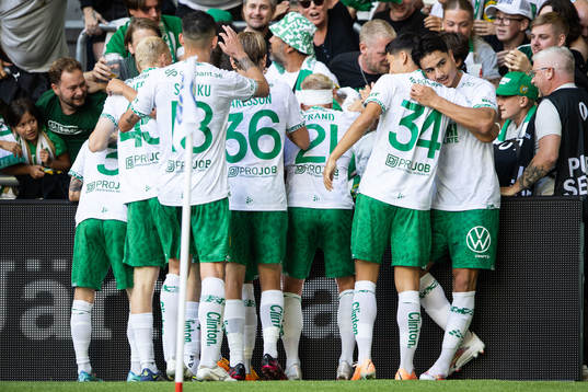 Hammarbys Viktor Djukanovic jublar med lagkamrater