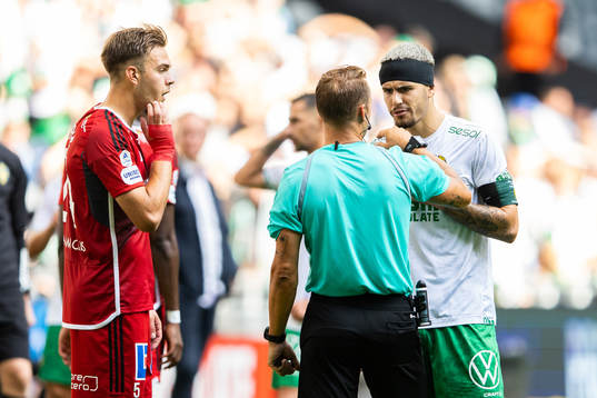 IFK Norrköpings Anton Eriksson, domare Kristoffer Karlsson