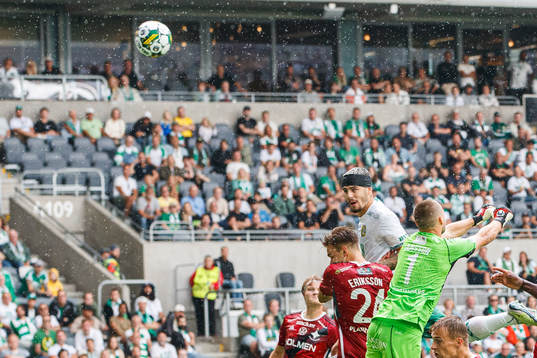 Hammarbys Edvin Kurtulus i en nickduell med IFK