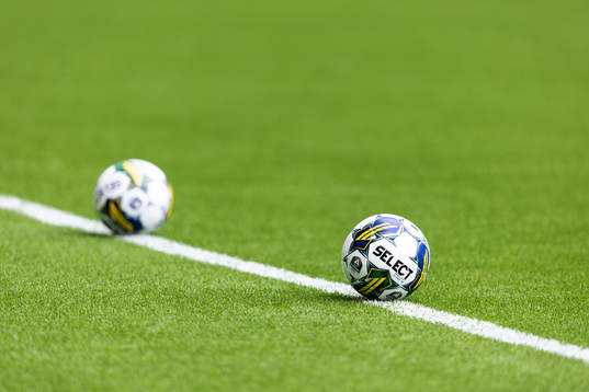 Två fotbollar ligger på sidlinjen