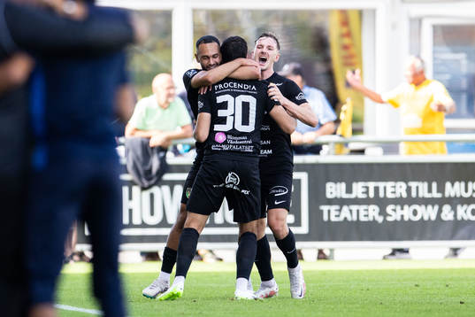 Ariana FCs Ahmed Awad jublar med lagkamrater